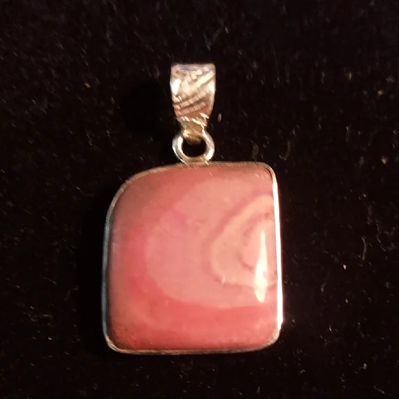 Elegant Pink Pendant Necklace - Picture 2 of 6